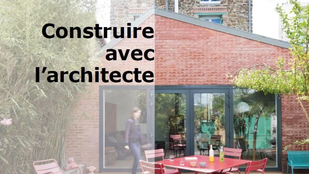 Une maison moderne avec façade en briques rouges, grande fenêtre en verre et un patio avec une table rouge, des chaises et des plantes.