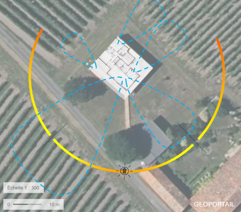 Vue aérienne d'une zone agricole avec une structure centrale, lignes de détection et une grille de référence, utilisé probablement pour la surveillance ou la cartographie.