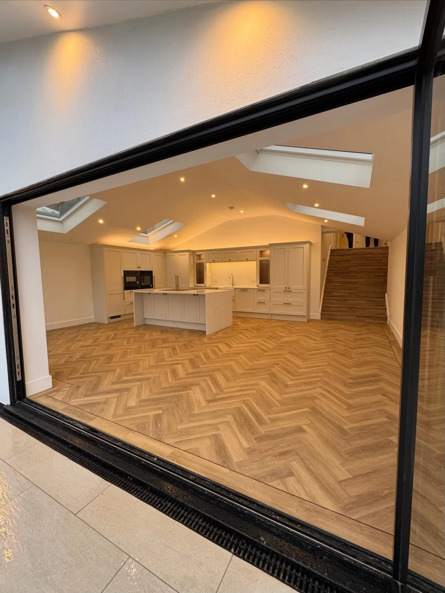 The wait is over! We're super excited to share our fully finished project from before Christmas. The installation of carpet in 4 bedrooms, stairs, and landing is the final piece of the puzzle, making the transformation complete. This huge project inc