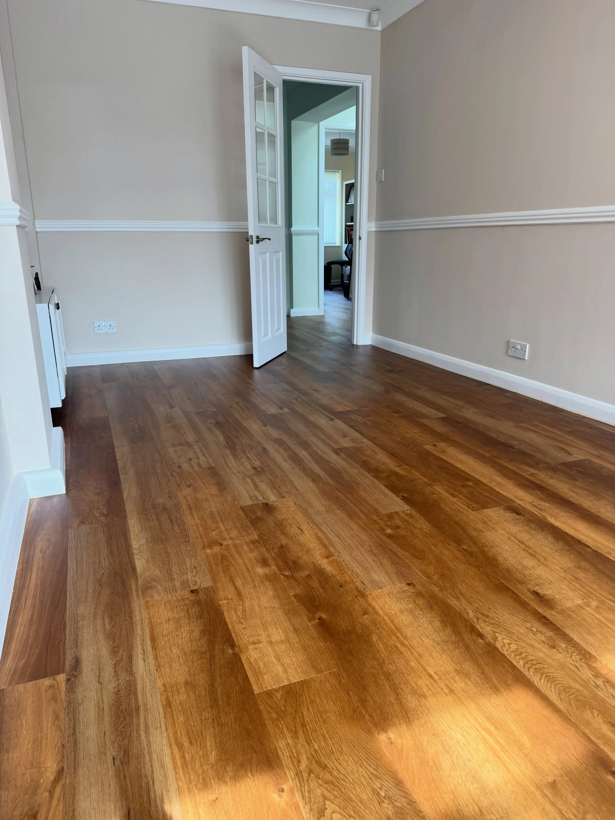 For the second time this week, we&rsquo;ve been back to a previous job after our customers were so pleased with their new flooring that they asked us to come back and continue into another room! 🙌

By carefully removing the tiles around the doorways