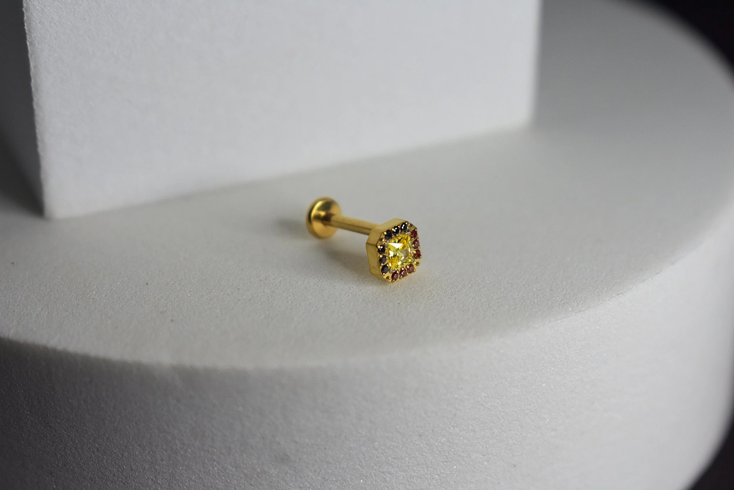 Murri Flag Stud gold 2.JPG