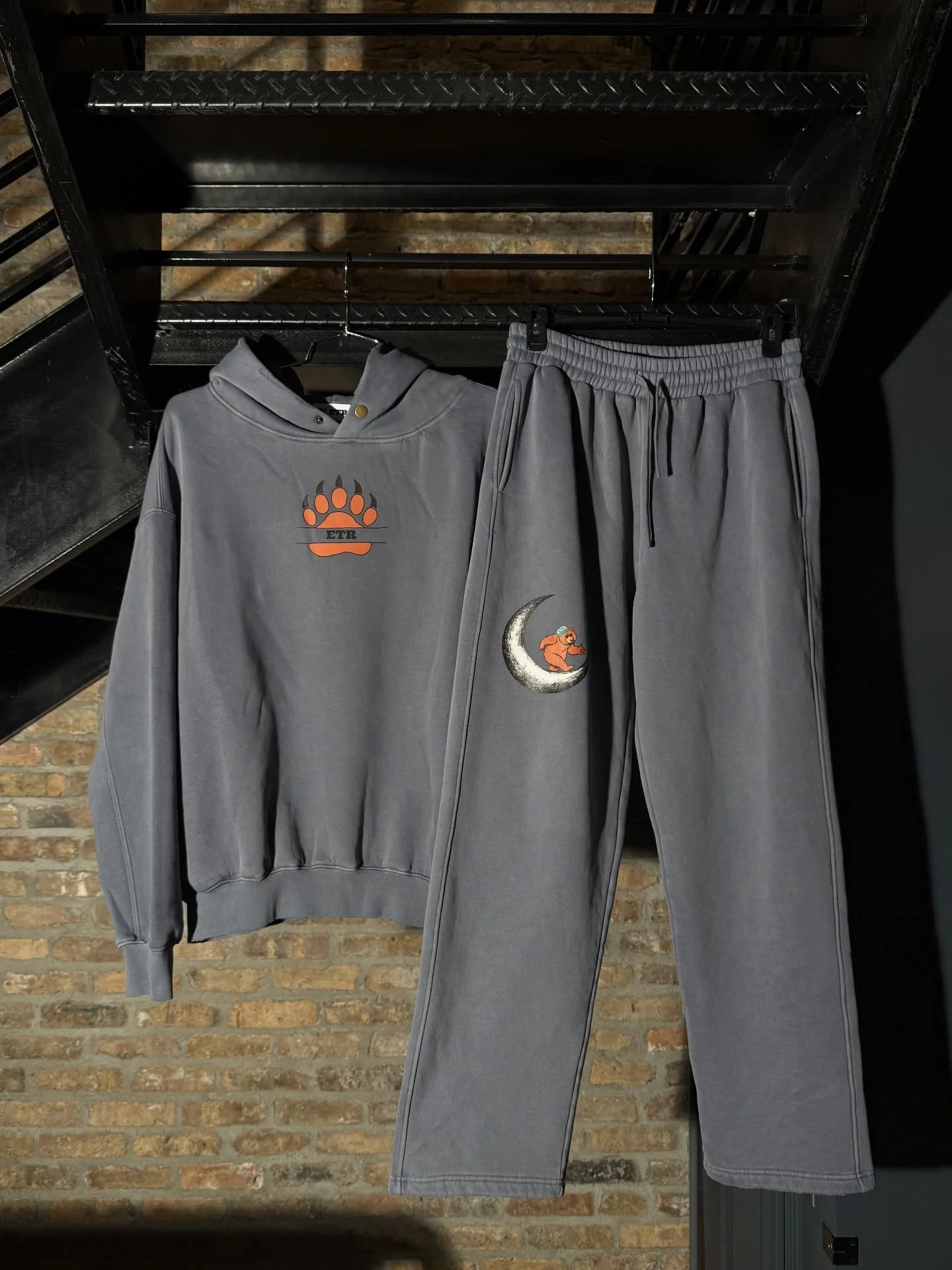 ETR NEW SWEAT SUITS&hellip;
Proud to announce our first full sweatsuit drop. Limited to 10 units, and will never restock. GO ESCAPE IT!

380 GSM 100% Cotton
Sweatshirt - $80
Sweatpants - $70 
DM TO PURCHASE