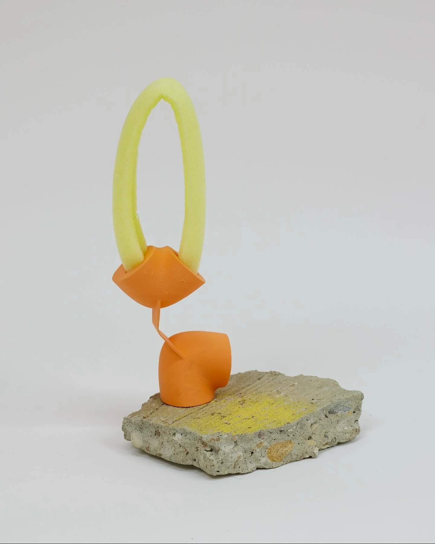 Reconstructed Nothing
Found materials: 3D-printed joint, scaffold foam, rubble with chalk
Dimensions variable
2025

Assembled instinctively from urban debris, this sculpture plays with contrasts, the playful and dystopian, robotic and handmade. The 3