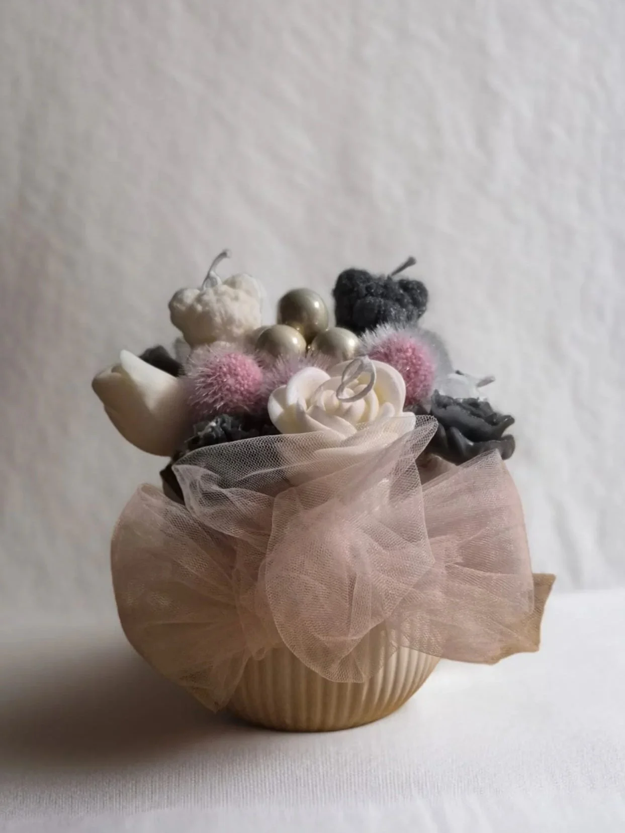 Blumige Kerzengestecke