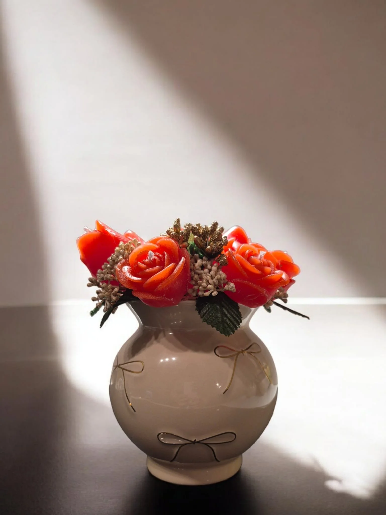 Blumige Kerzengestecke