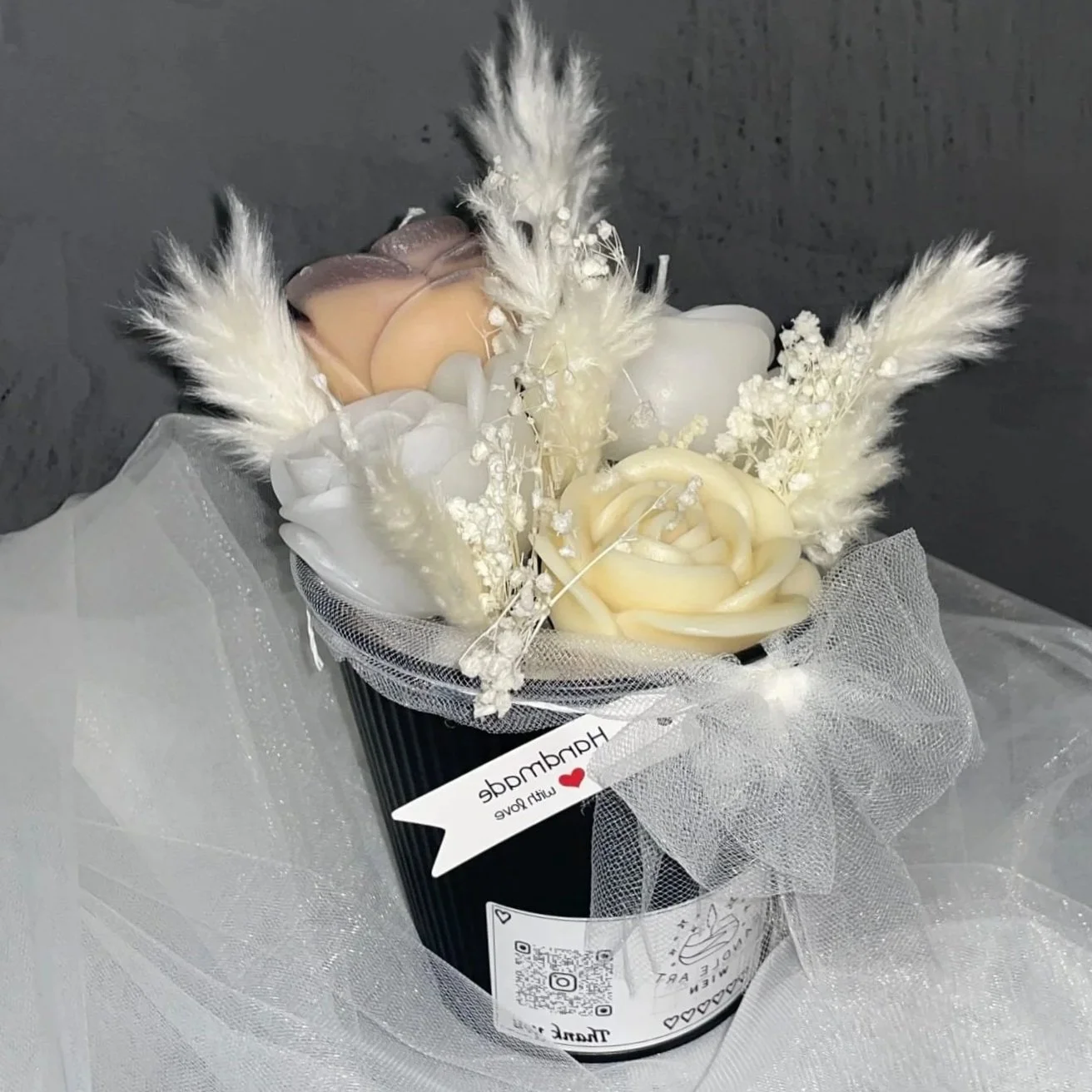 Blumige Kerzengestecke