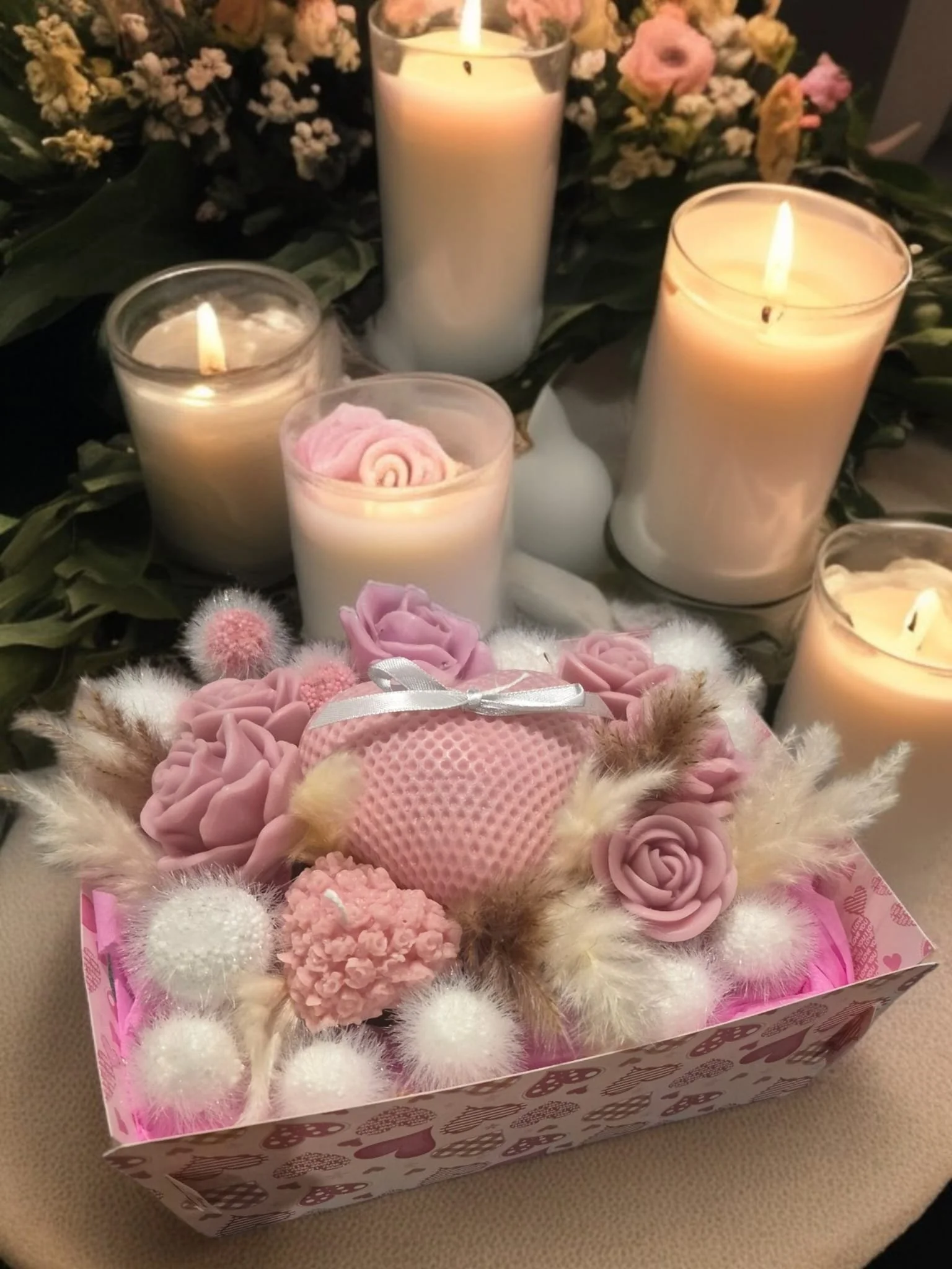 Blumige Kerzengestecke