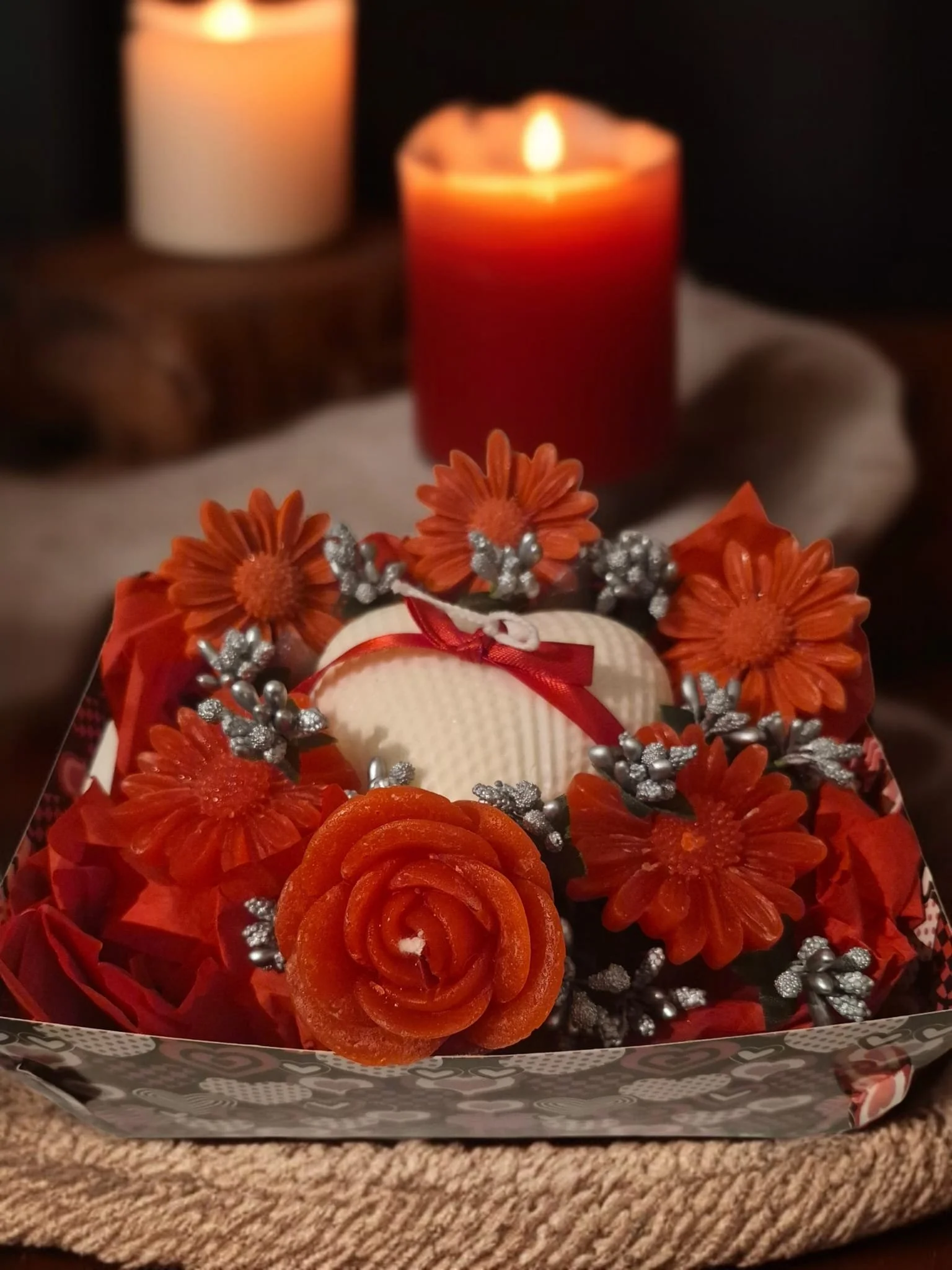 Blumige Kerzengestecke