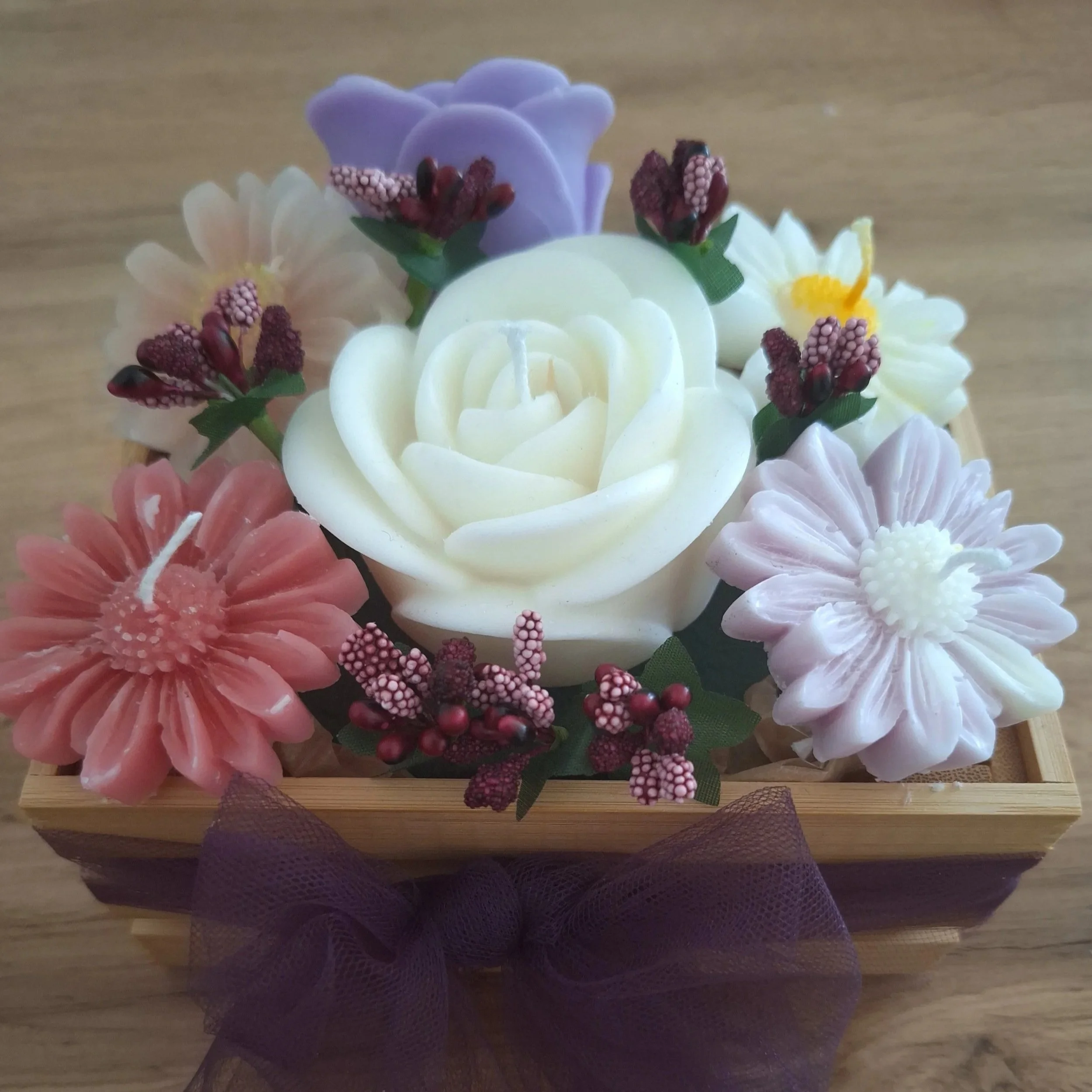 Blumige Kerzengestecke