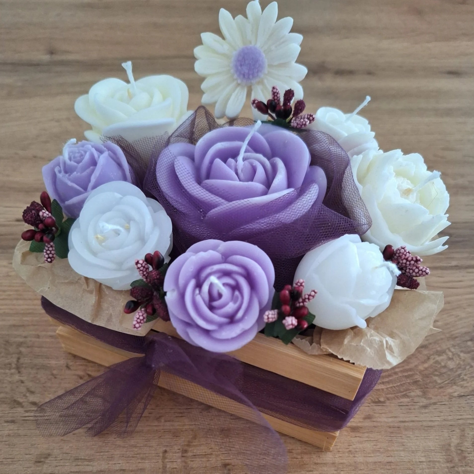 Blumige Kerzengestecke