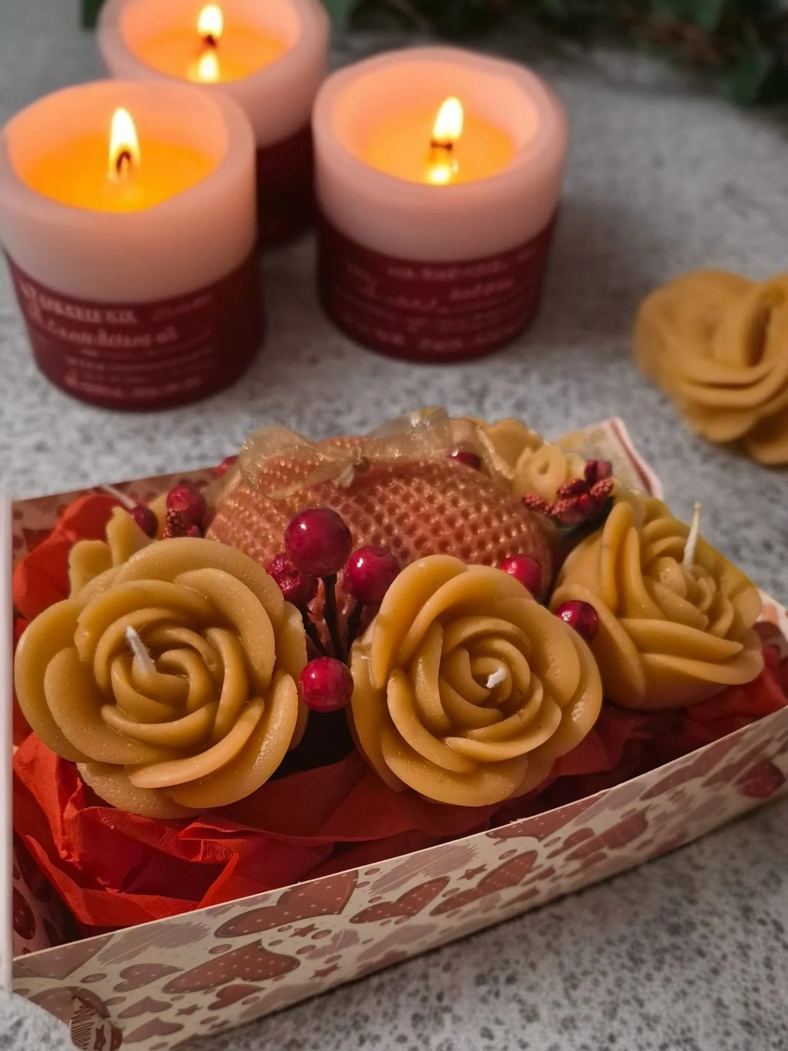 Blumige Kerzengestecke