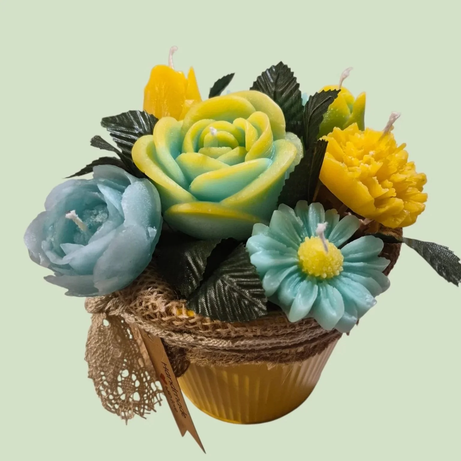 Blumige Kerzengestecke