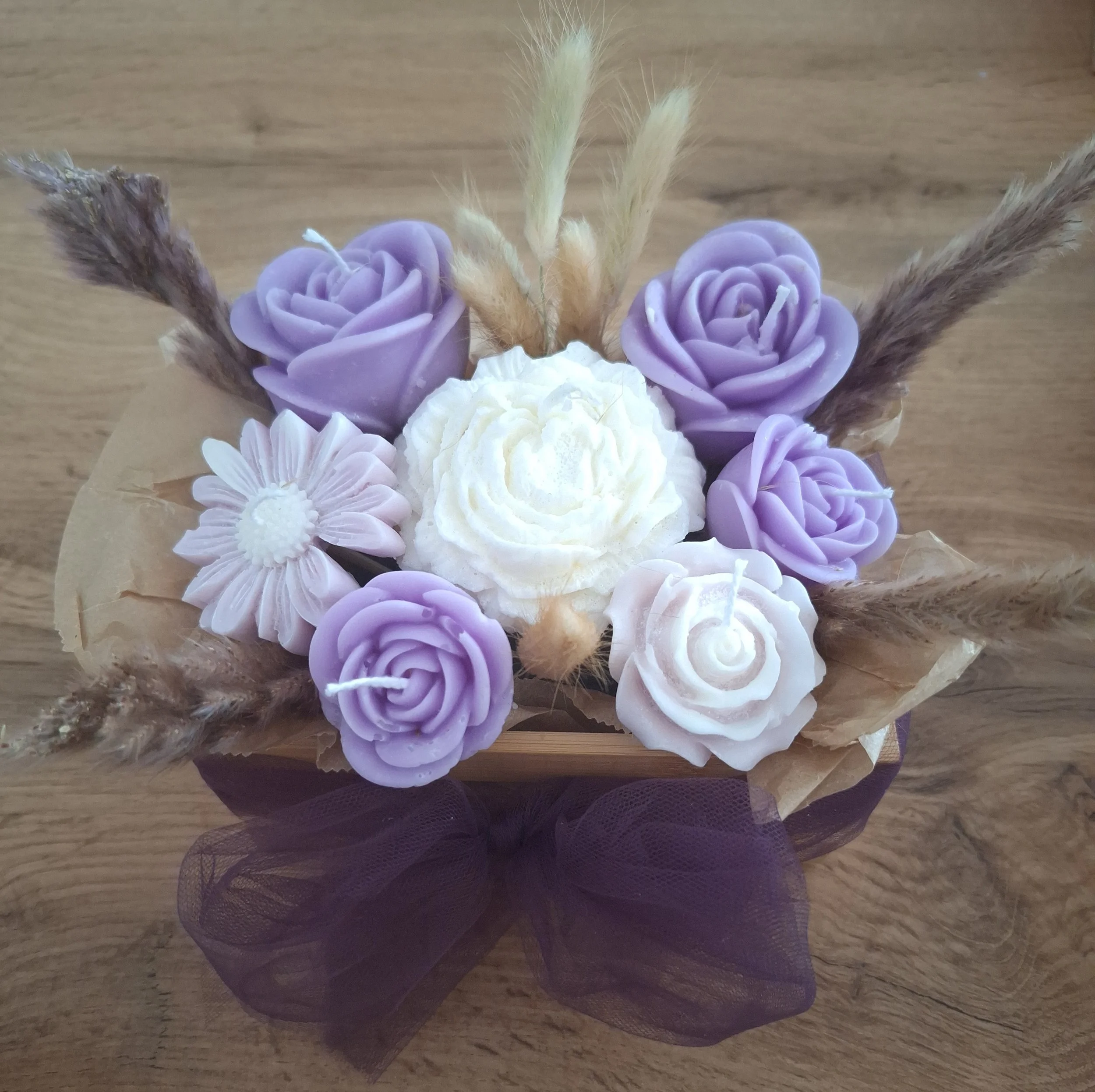 Blumige Kerzengestecke