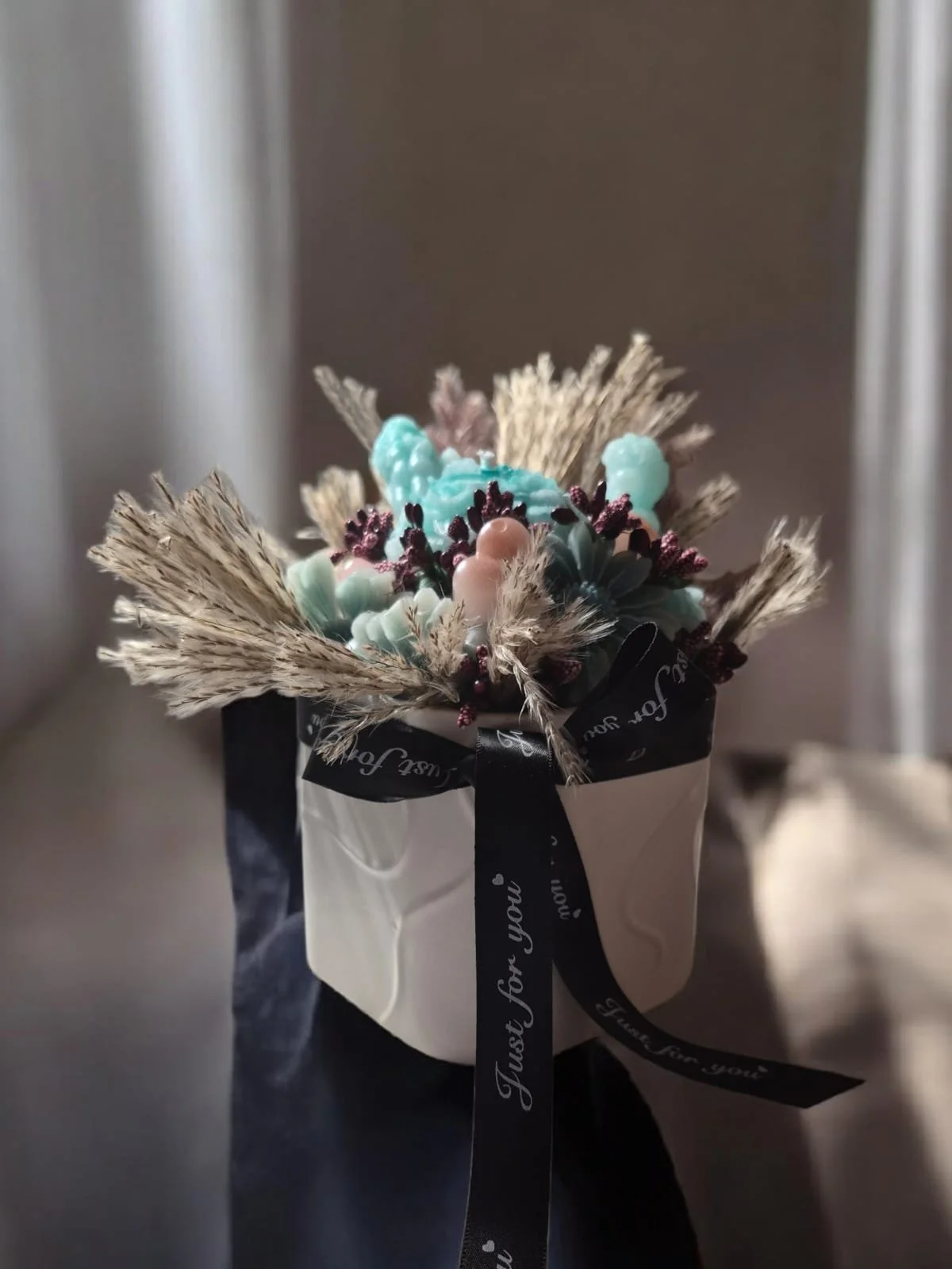 Blumige Kerzengestecke