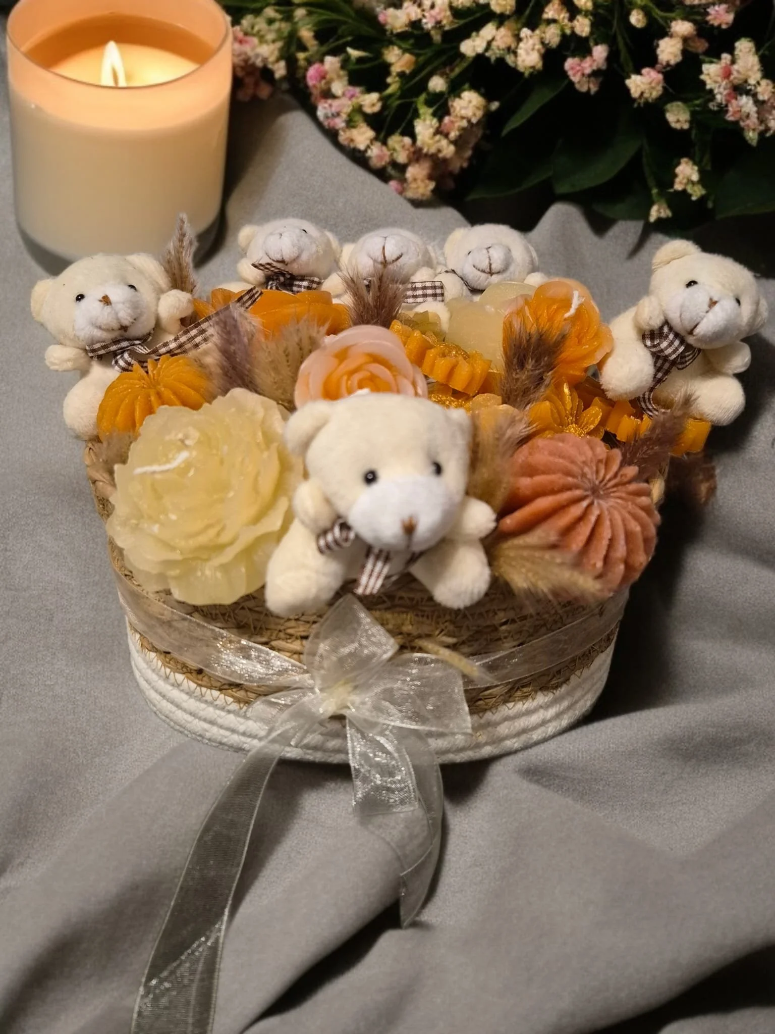 Blumige Kerzengestecke