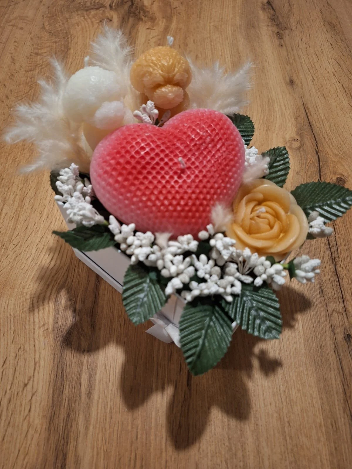 Blumige Kerzengesteck