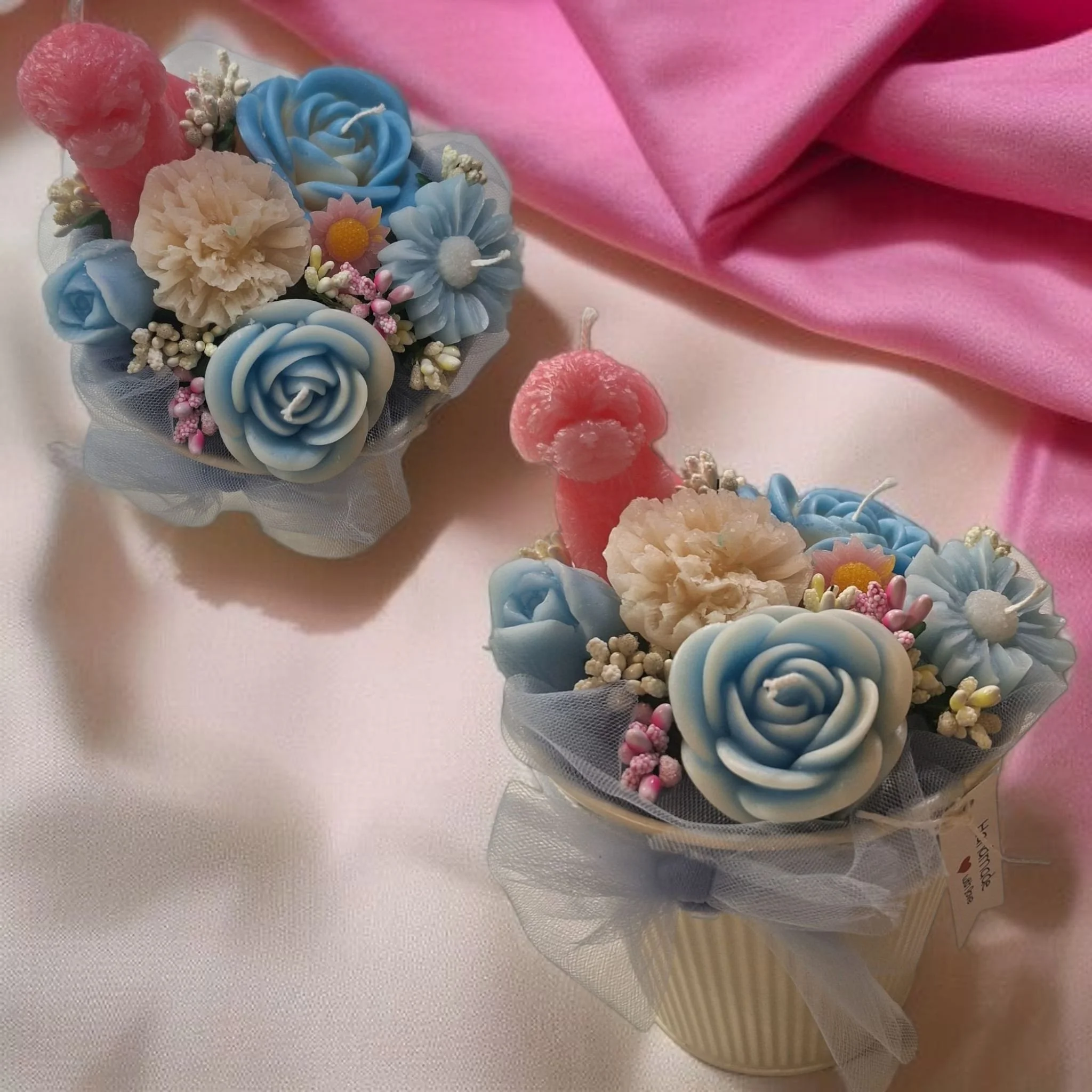 Blumige Kerzengestecke