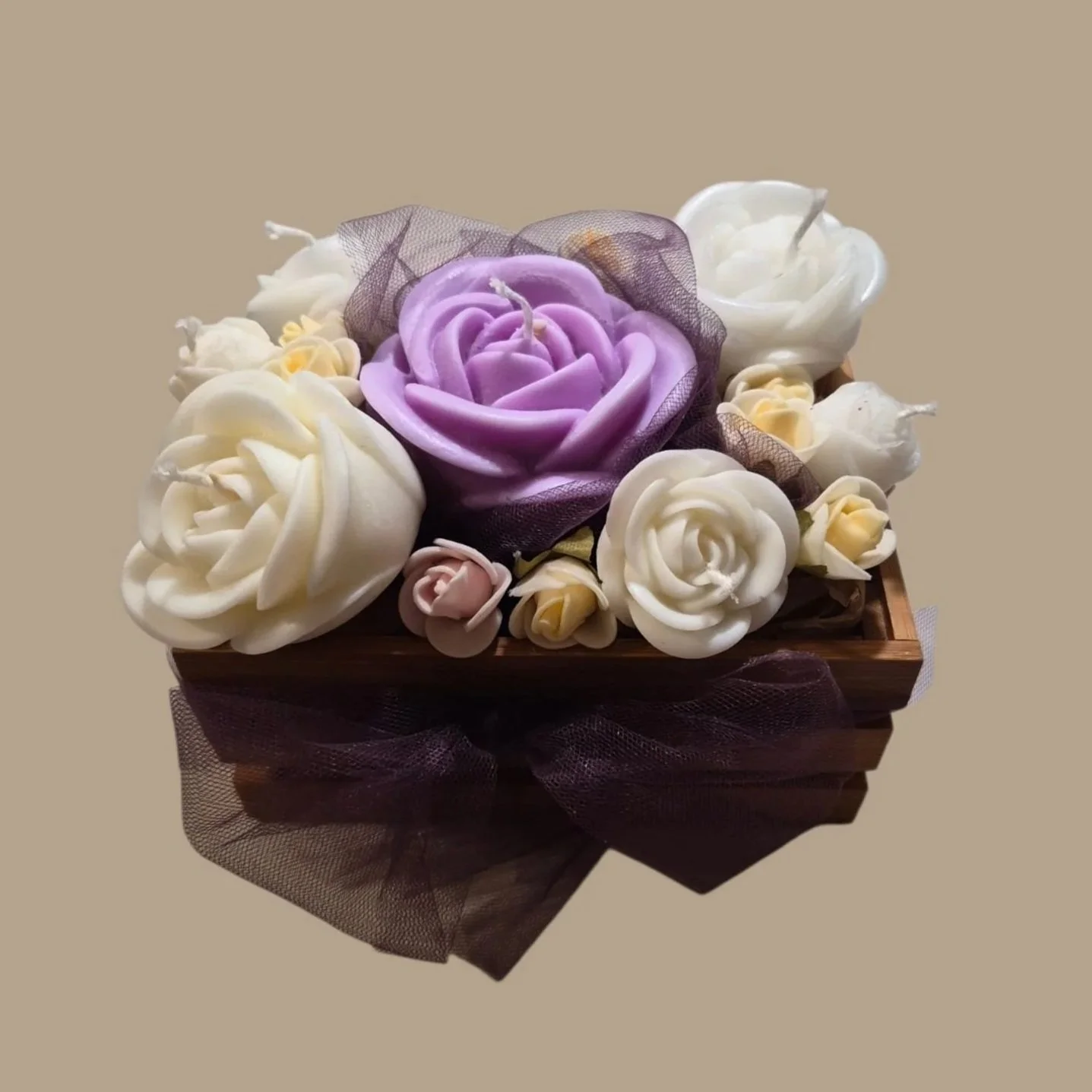 Blumige Kerzengestecke