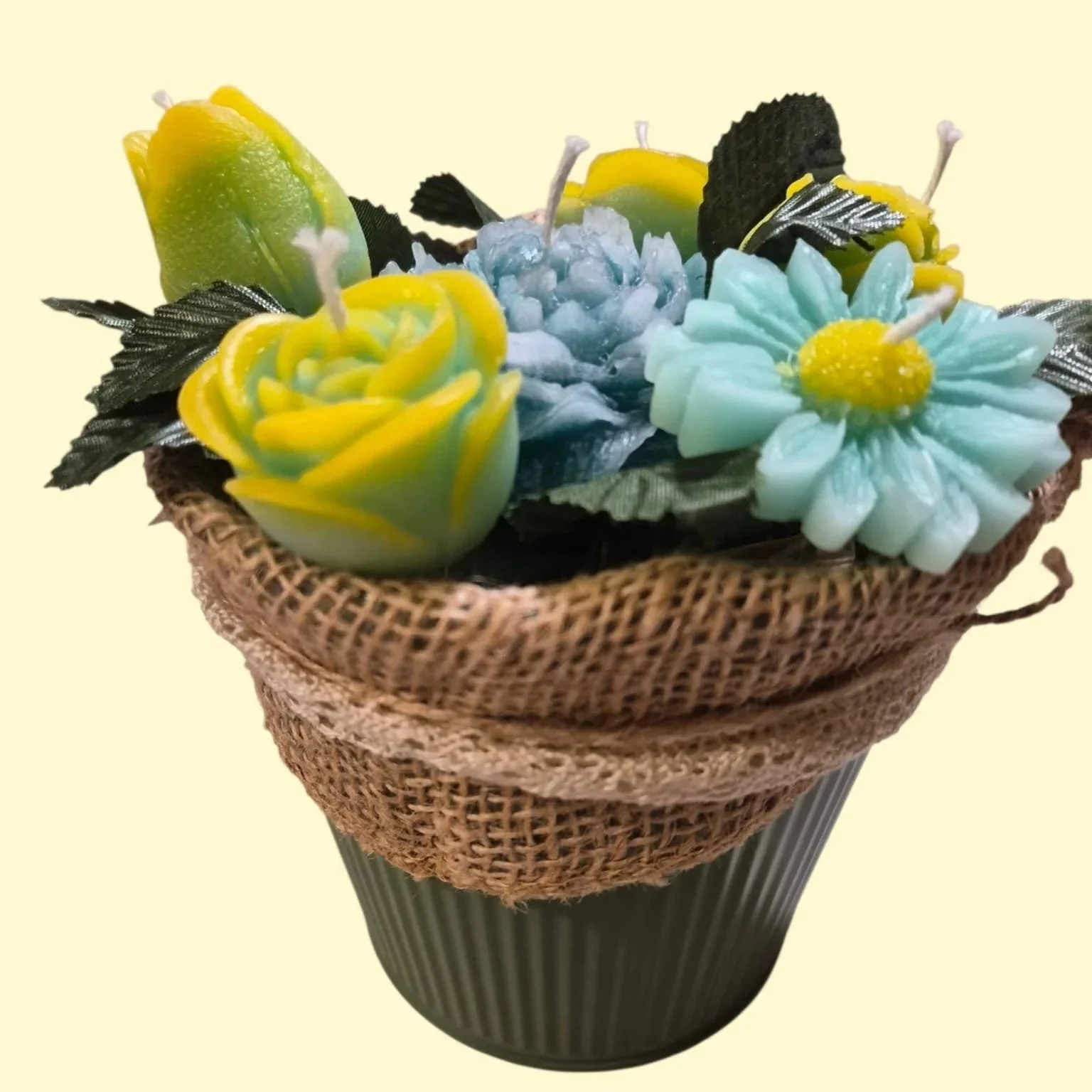 Blumige Kerzengestecke