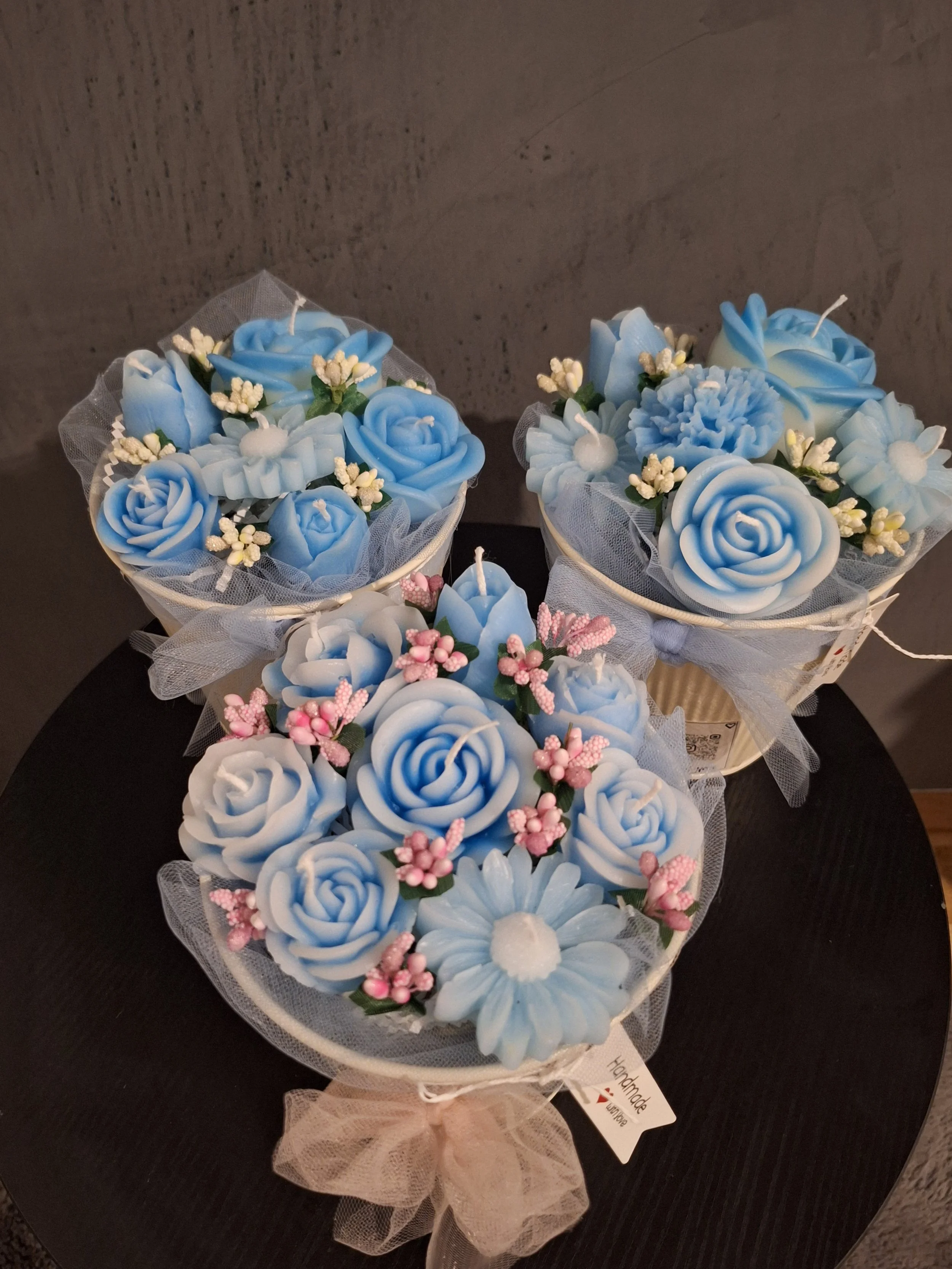 Blumige Kerzengestecke