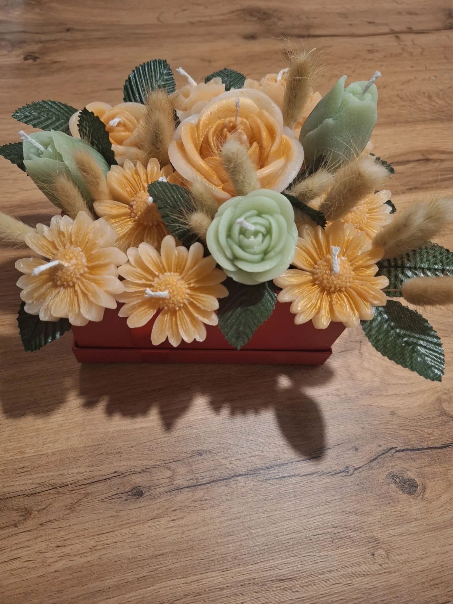 Blumige Kerzengestecke