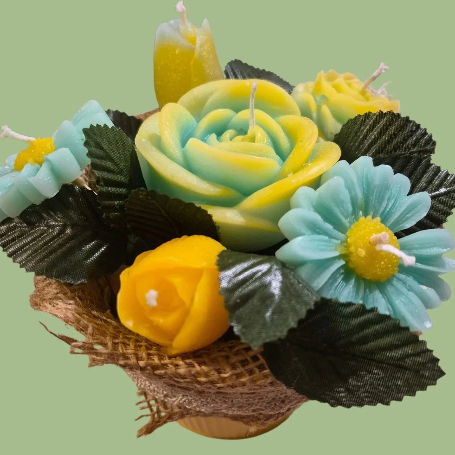 Blumige Kerzengestecke