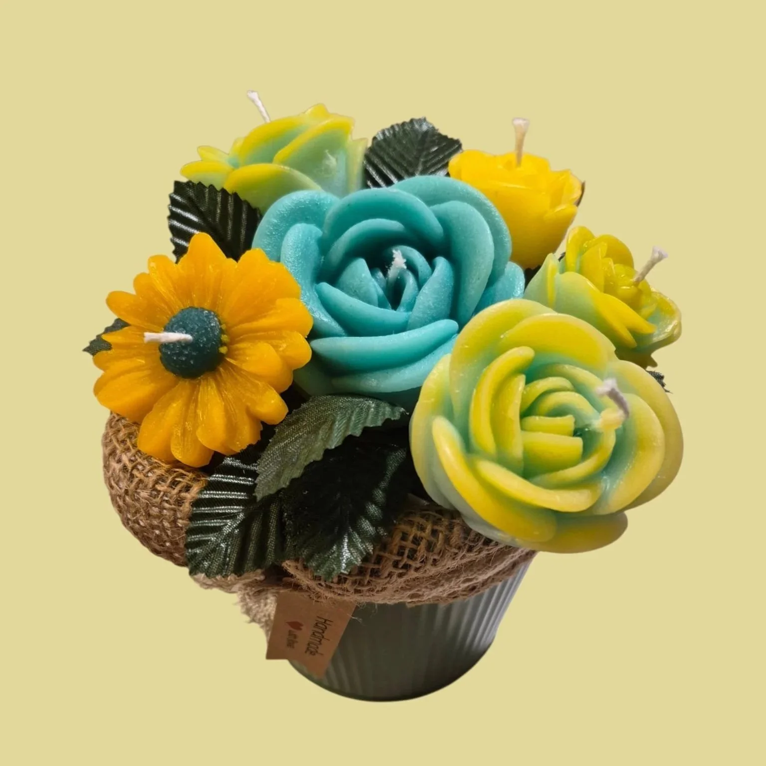 Blumige Kerzengestecke