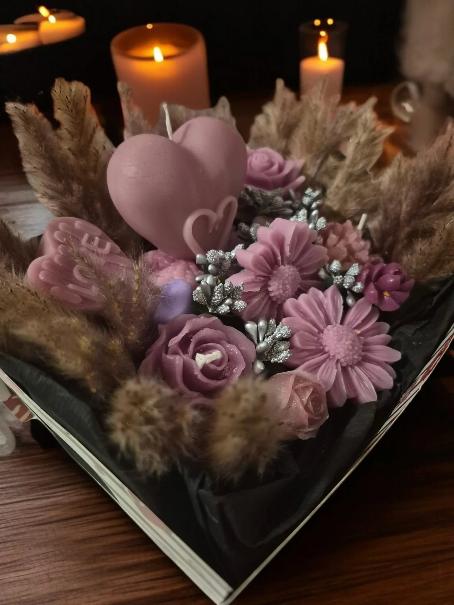 Blumige Kerzengestecke