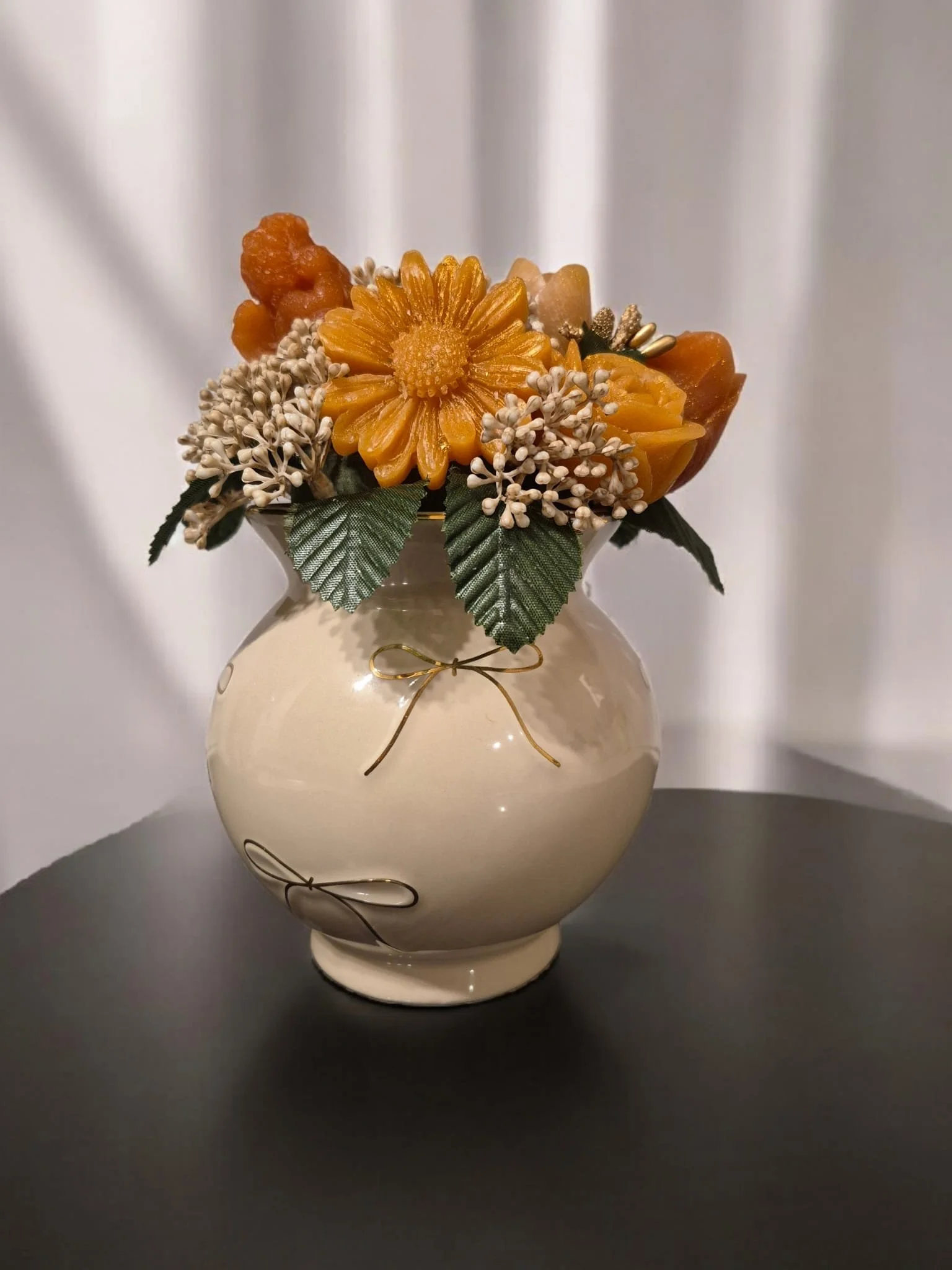 Blumige Kerzengestecke