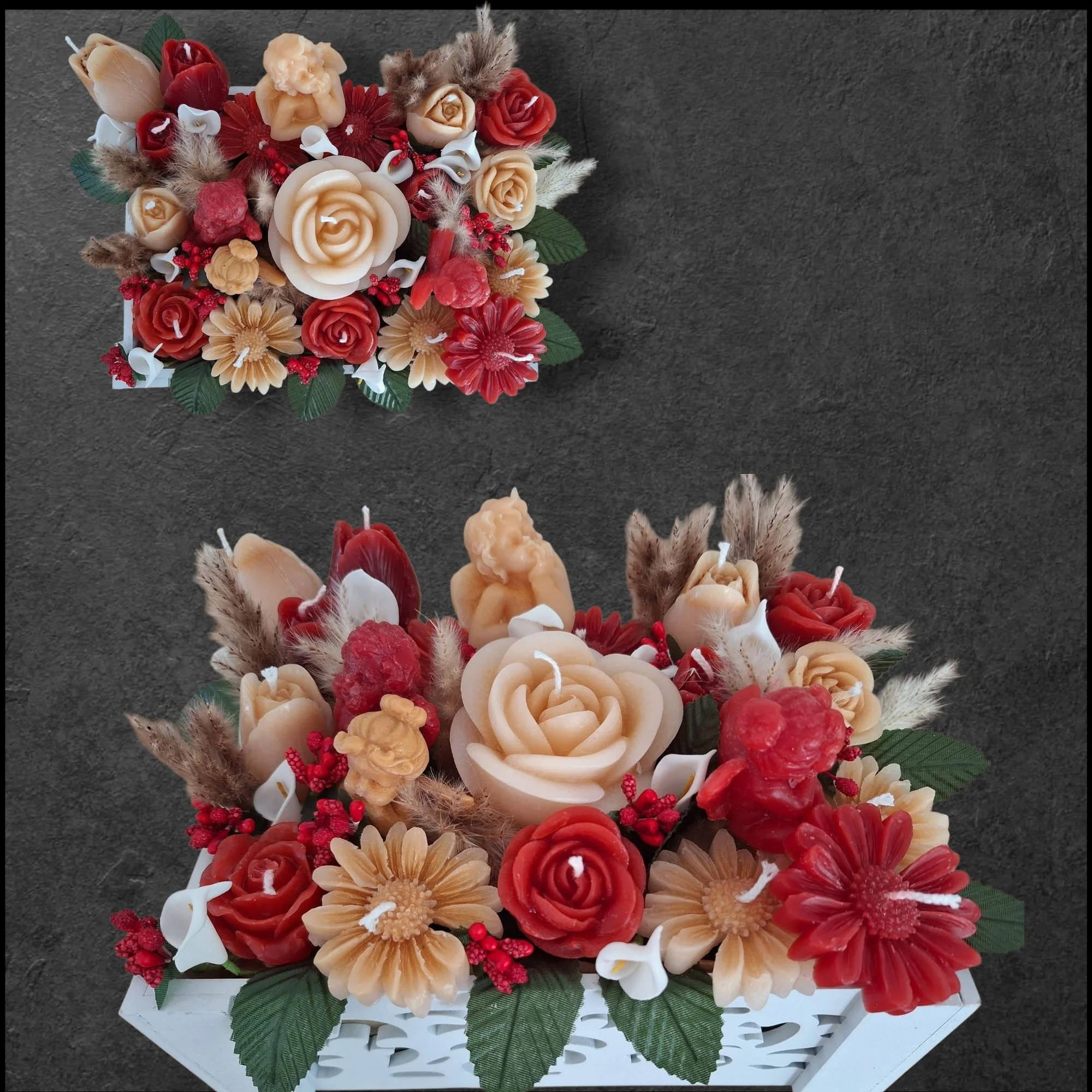 Zwei Blumenarrangements mit Kerzen, Rosen, Nelken und Gräsern, dekoriert in weißen Körben.