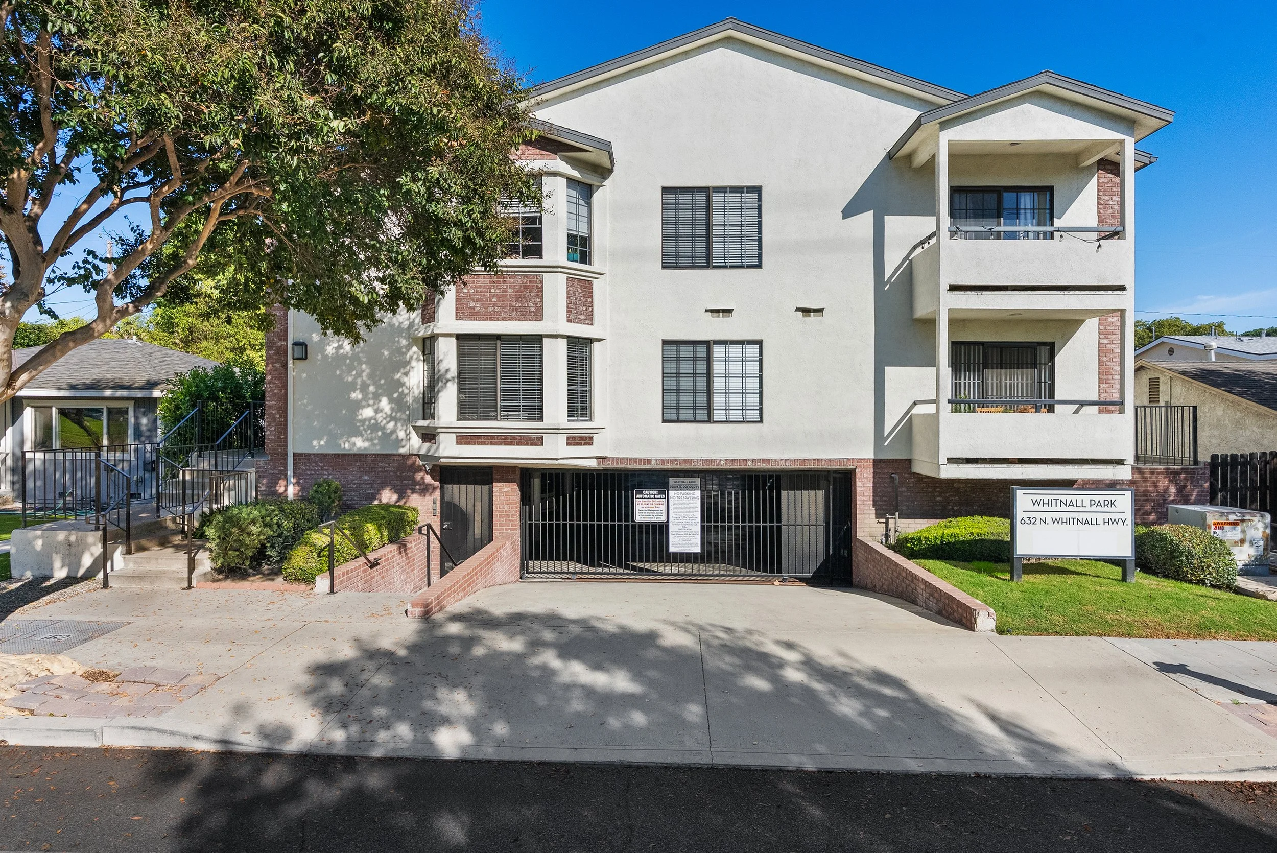 01-632_N_Whitnall_Hwy_001.jpg