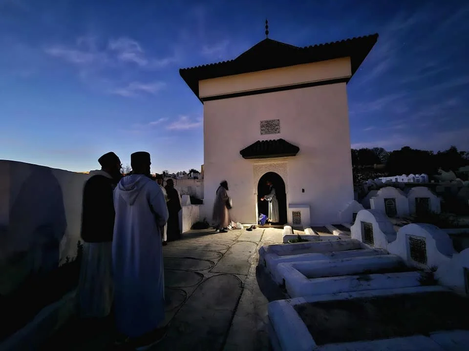Nighttime view of the rawḍa of Mawlāy ʿAbd al-ʿAzīz al-Dabbāgh outside Bāb al-Futūḥ, Fez, at dusk.