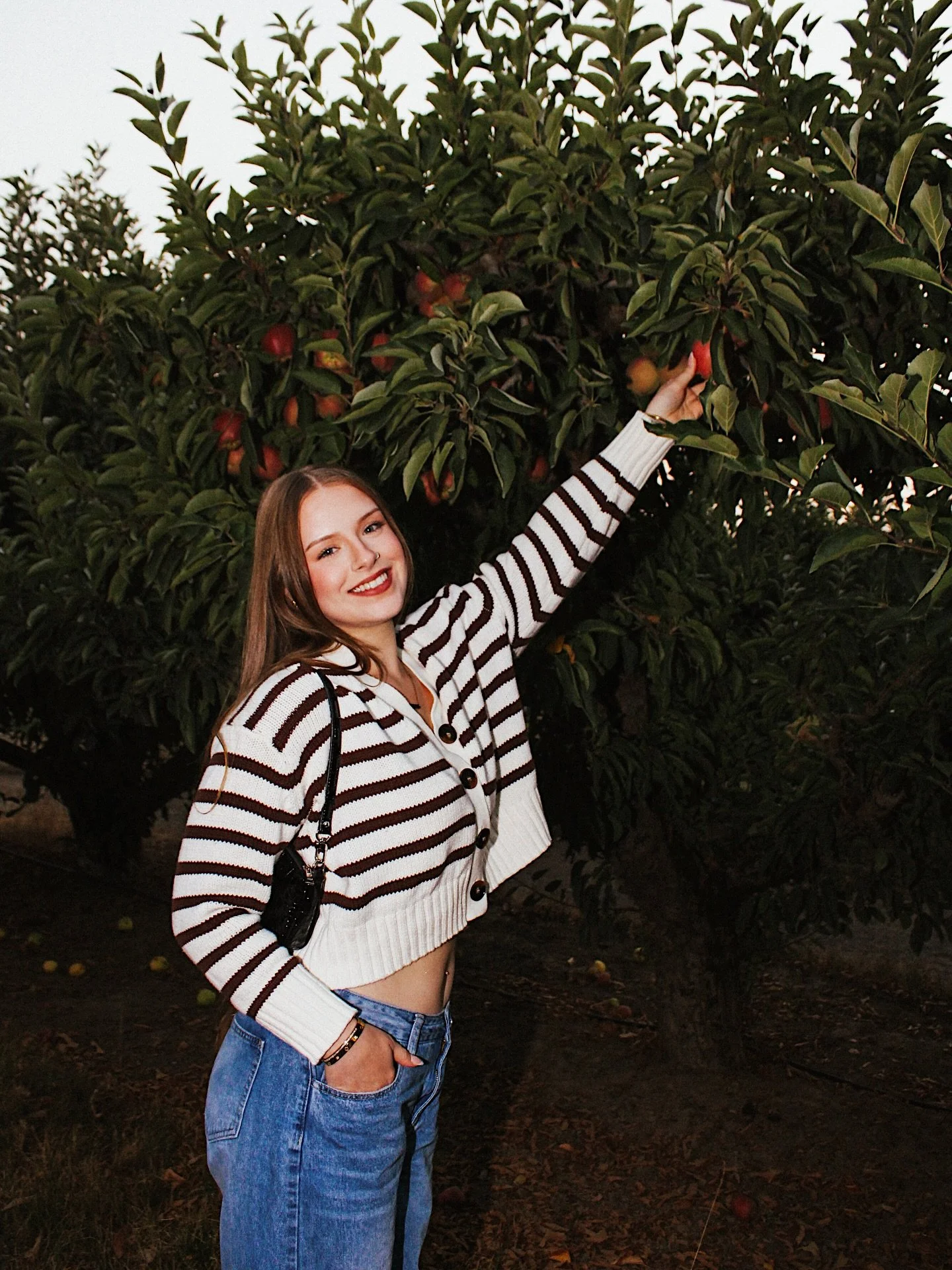 @tessa.rae.mills ★

went apple 🍎 picking and captured these beautiful shots with @tessa.rae.mills , how fall went by so fast 

#creativelife #artgirlclub #creativegirl #modelandphotographer #portraitvision #★ #styledshoot #girlhoodaesthetic #prettyg