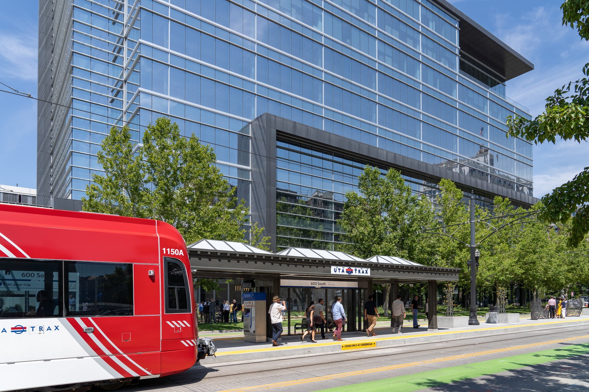 lynk-engineers-uta-trax-600-south-station-platform-arrival.jpg