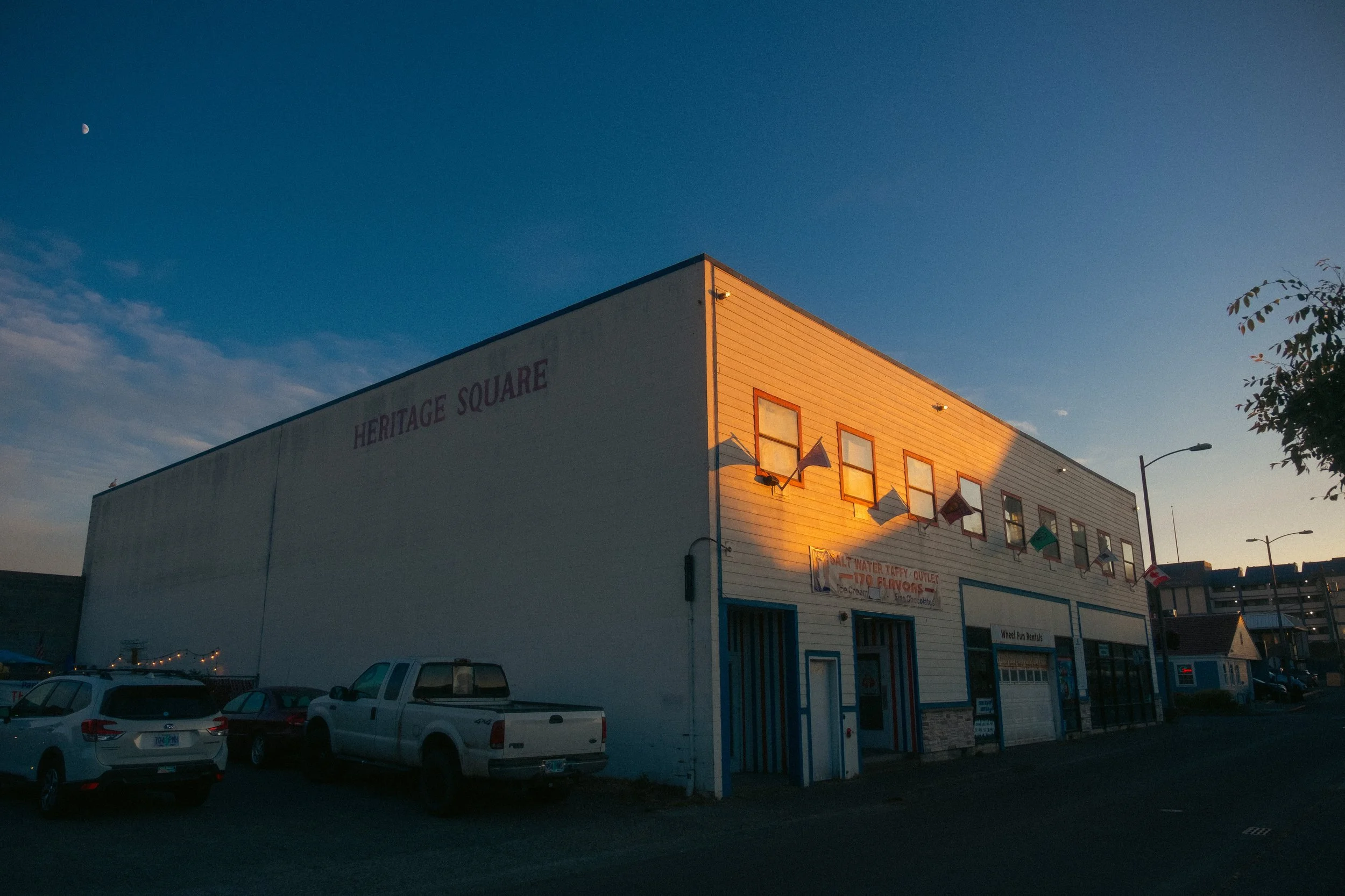 AJ Miranda Long-exposure, cinematic photographs documenting the intense 4th of July fireworks display and grand finale over Seaside, Oregon Coast in 2025. This dark and moody film series captures the chaotic, warzone-like atmosphere of the crowded be