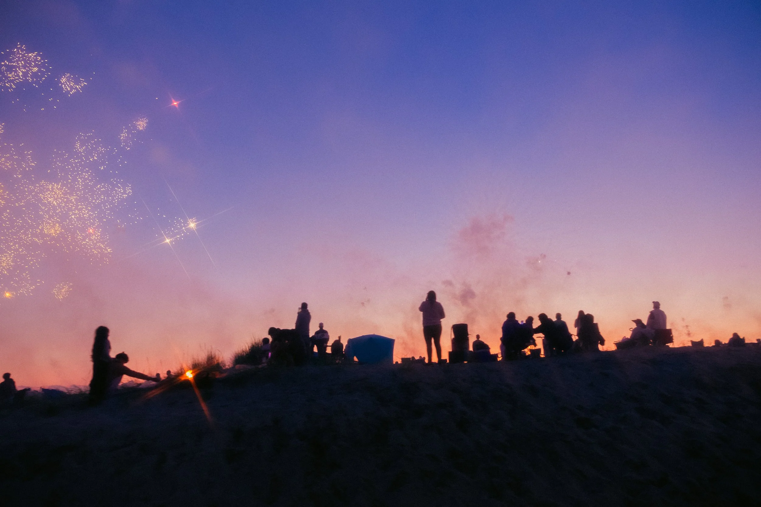 AJ Miranda Long-exposure, cinematic photographs documenting the intense 4th of July fireworks display and grand finale over Seaside, Oregon Coast in 2025. This dark and moody film series captures the chaotic, warzone-like atmosphere of the crowded be