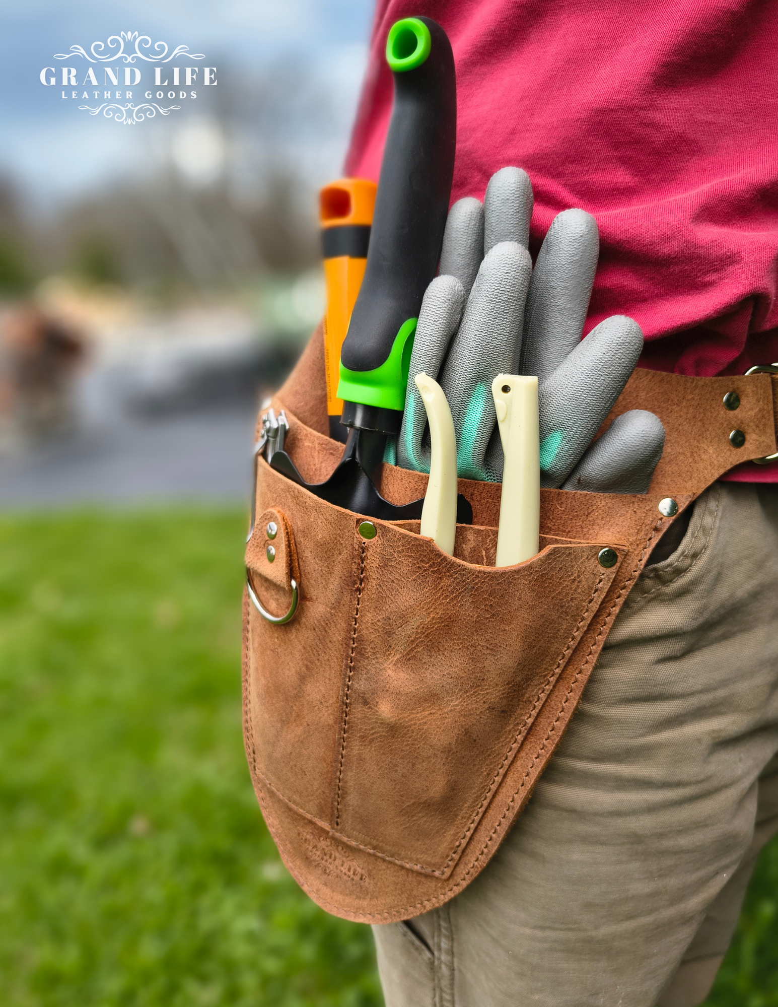 handcrafted leather garden tool pouch florist pouch worn on waist.png