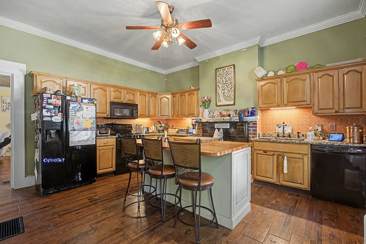 Eat-in kitchen