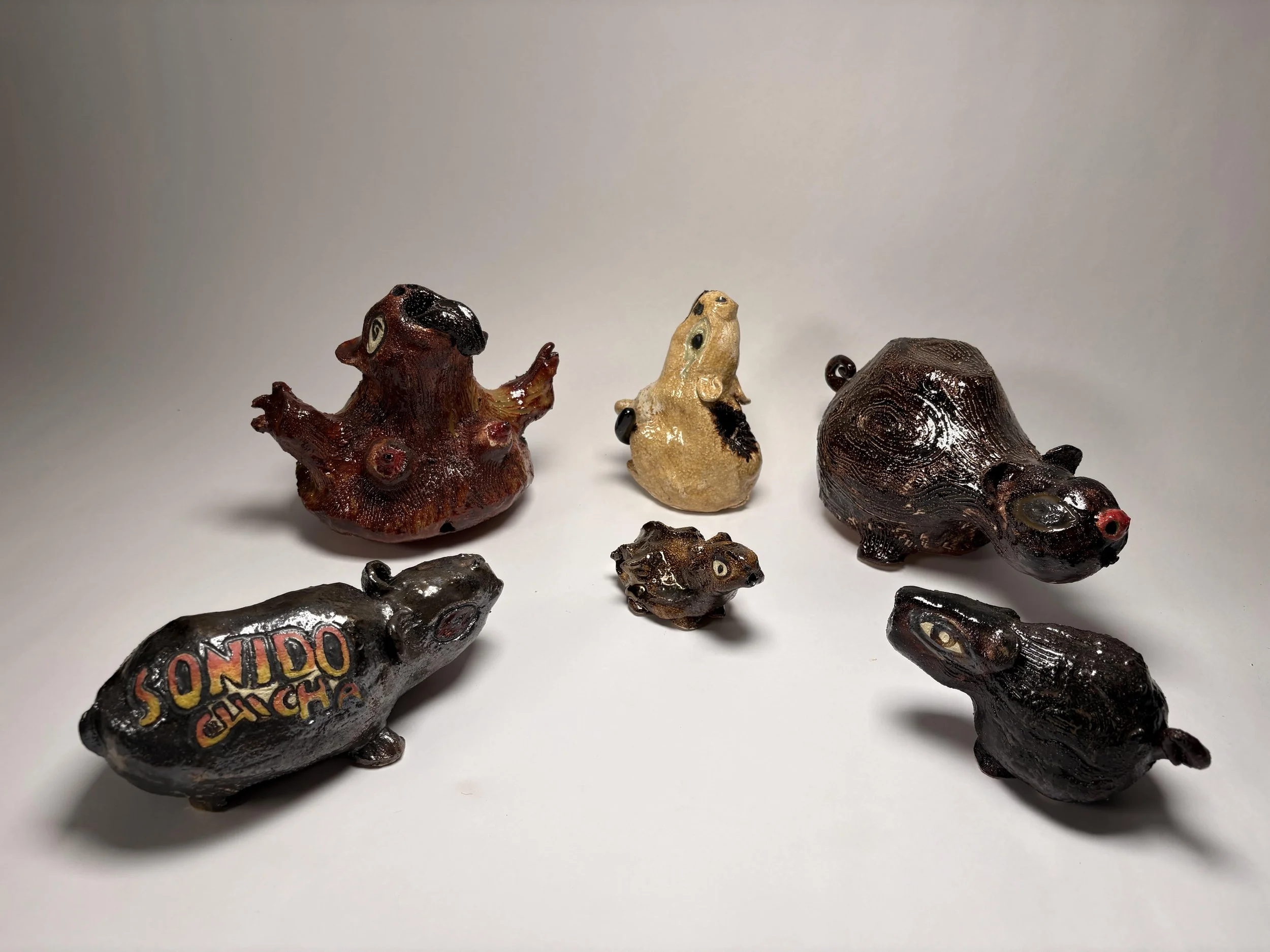 Cuys de la Chanca / Guineapigs from the
Chanca, varied sizes, stoneware clay,
glaze and underglaze, 2026.