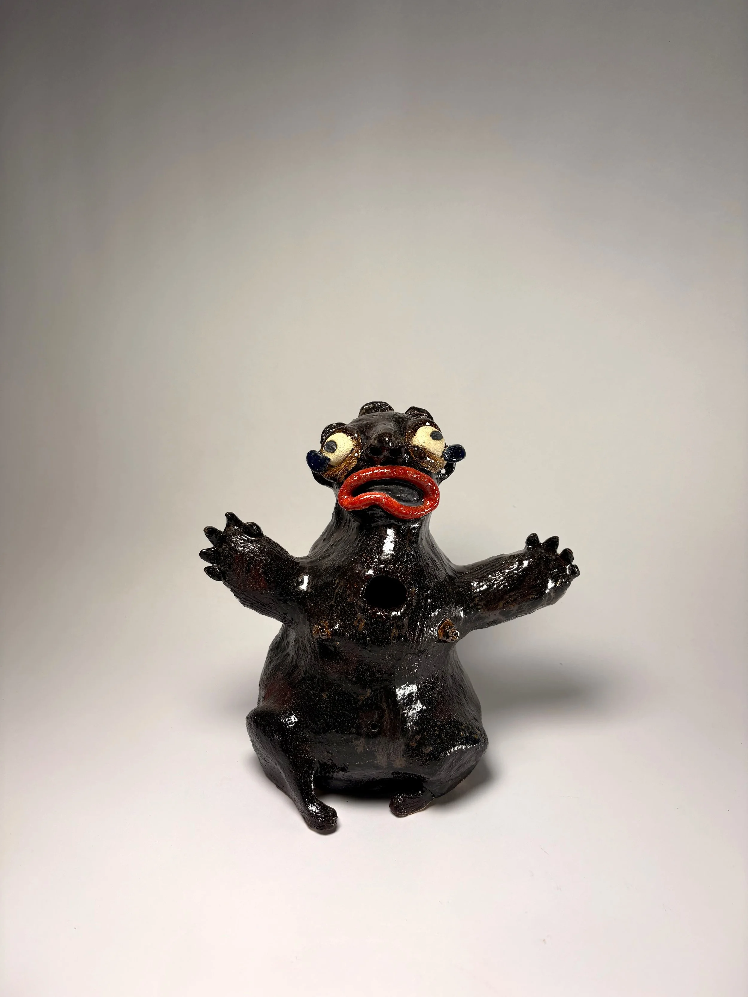 No lloras bebe / Don’t cry baby
22 x 23 x 15cm, buff white raku clay, glaze, 2026.
