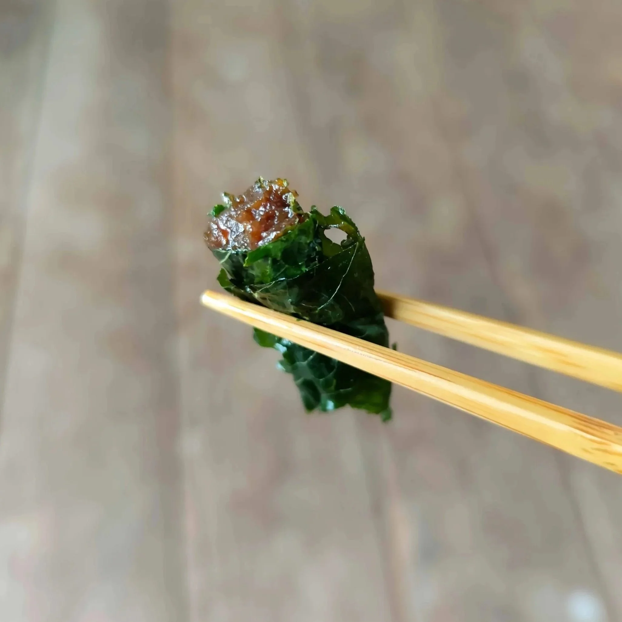 箸でつままれた青しそ巻