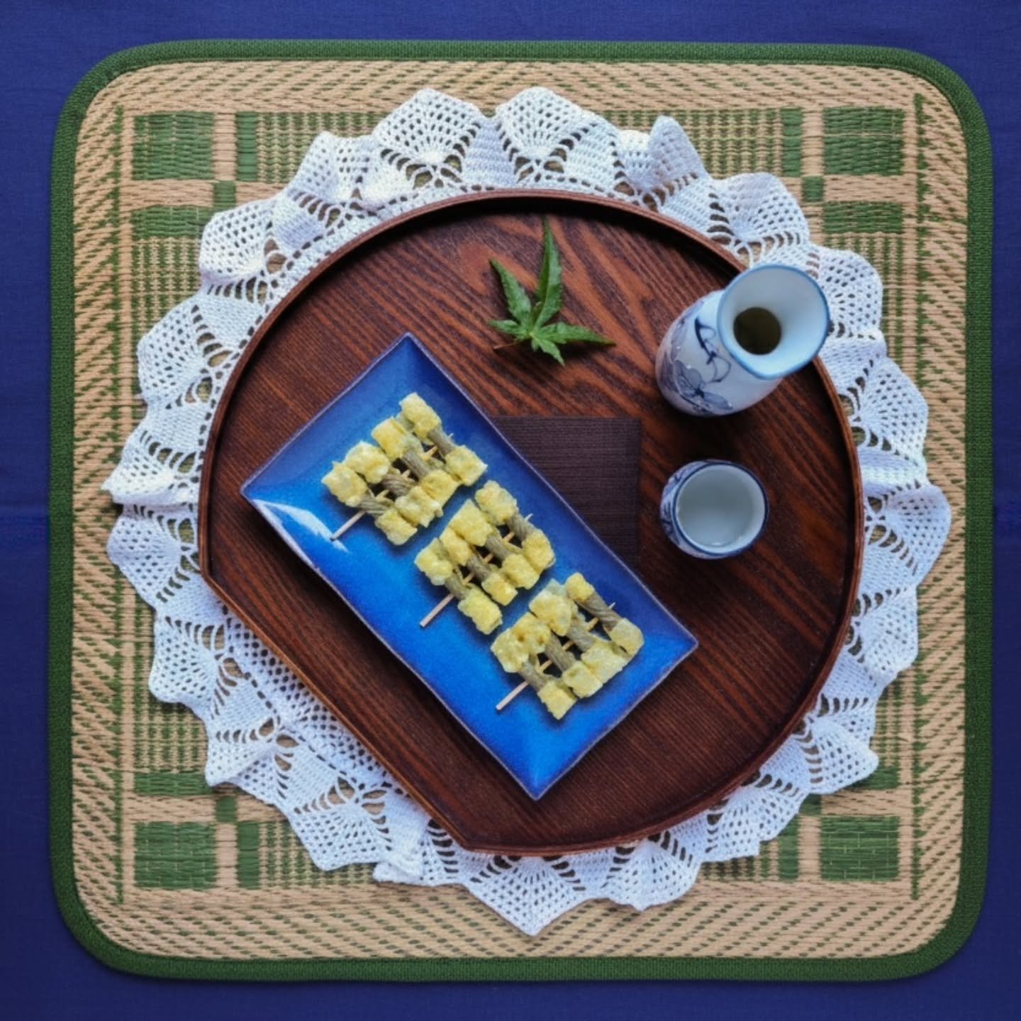 六軒京ではしそ巻きだけでなく「小菊巻」という商品も扱っています。短冊状に切った湯葉で味噌巻き揚げた贅沢な逸品です。油に数秒通すことで湯葉がふわりと膨らみ花のように広がります。歴史は古く長く愛されています。