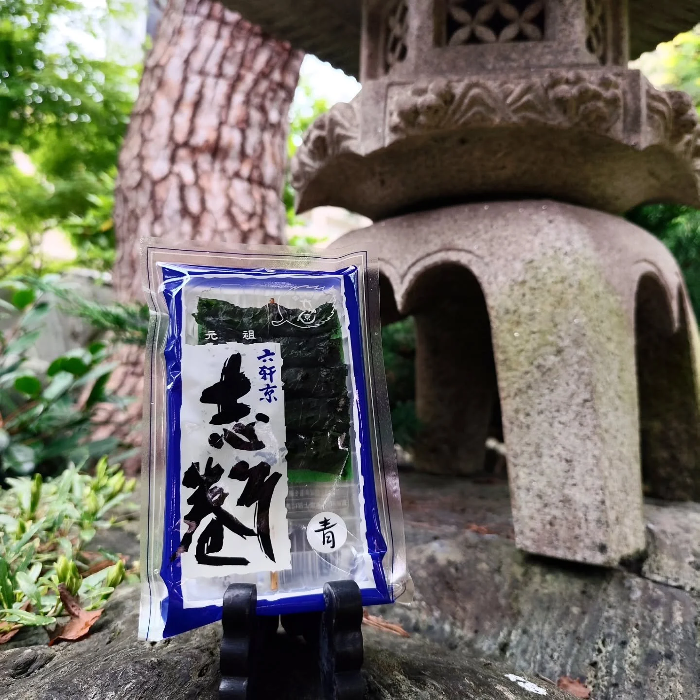 🔹青しそ巻き🔹

さわやかに香る青じそと甘味噌の、絶妙な組み合わせ

青じその葉で包んだ甘味噌をカラっと油で揚げ、香ばしさと軽やかな口当たりを実現した、現代風のしそ巻き。青じその爽やかな風味が引き立ち、食べやすく仕上がっています。ひと口サイズで手軽に楽しめる、ご飯にもお酒にも合う万能な味わいです。

✨おすすめシーン✨
お弁当の一品に／ビールのおつまみに／軽いおやつとして

#shisomaki #aoshisomaki #rokken #hamamatsu #okabacho #shizu