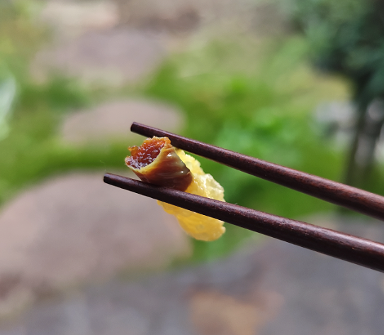 箸でつままれた小菊巻