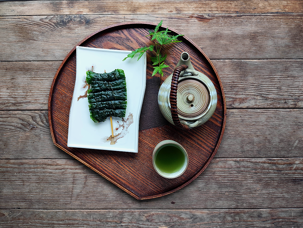 お盆の上に青しそピーナツと緑茶が置かれている