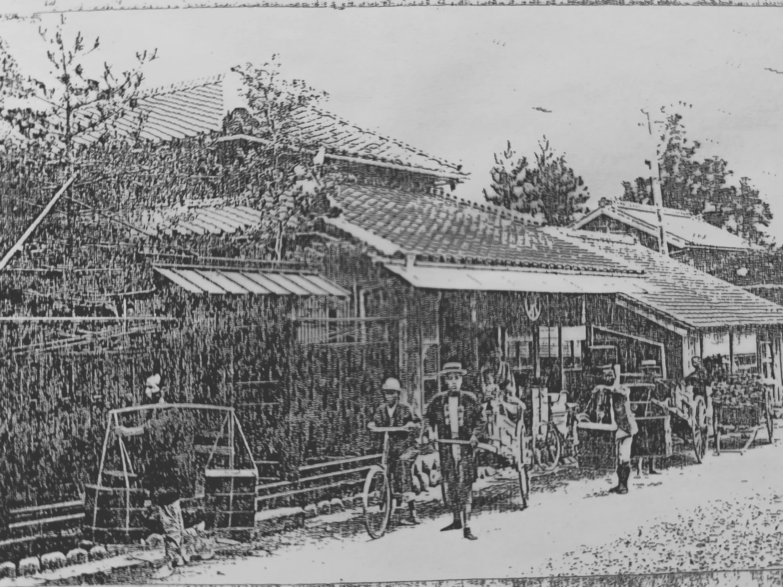 六軒京本舗＿大正時代の写真＿白黒写真＿数人の人々と自転車