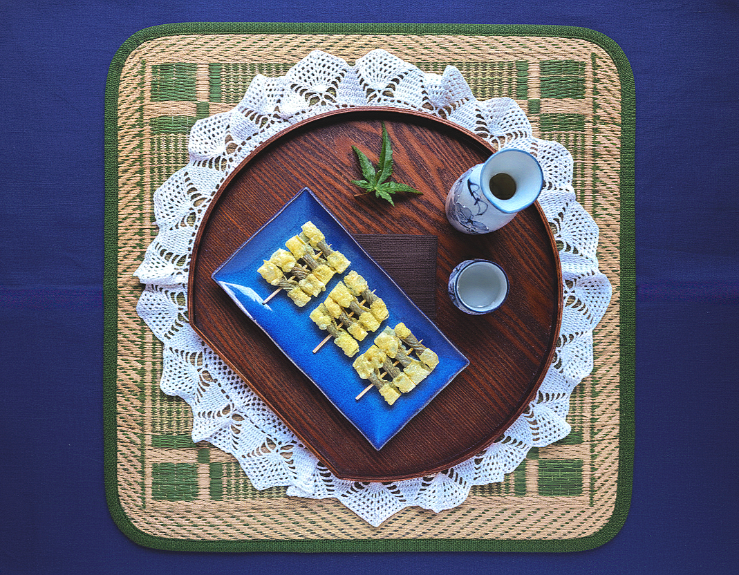 お盆の上に小菊巻ととっくりが置かれている