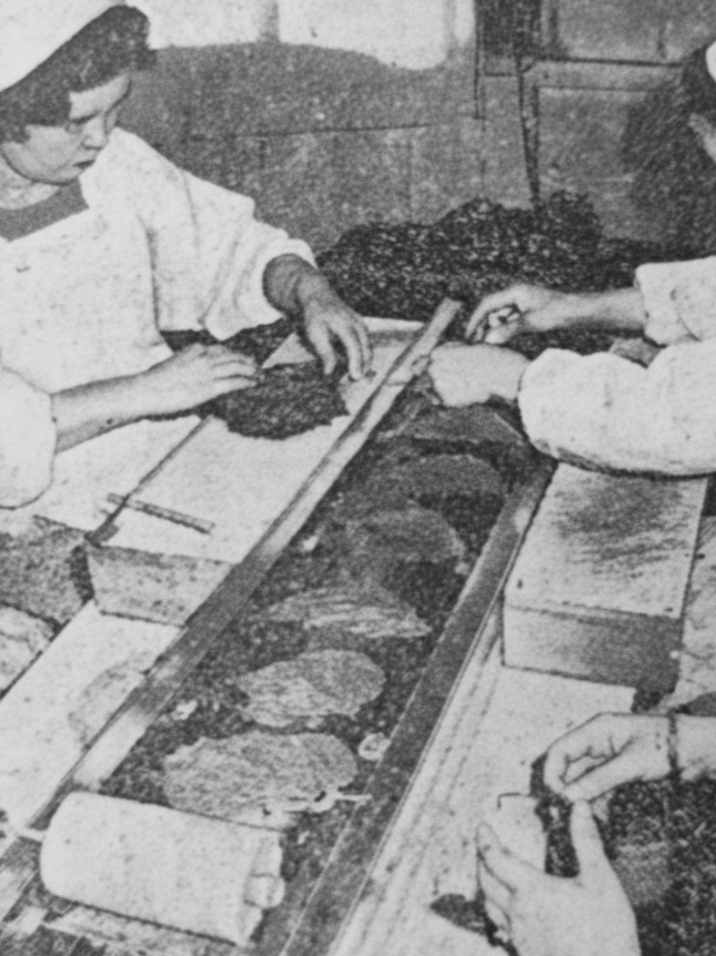 六軒京本舗＿大正時代の写真＿しそ巻を作るための作業をしている女性たちの写真