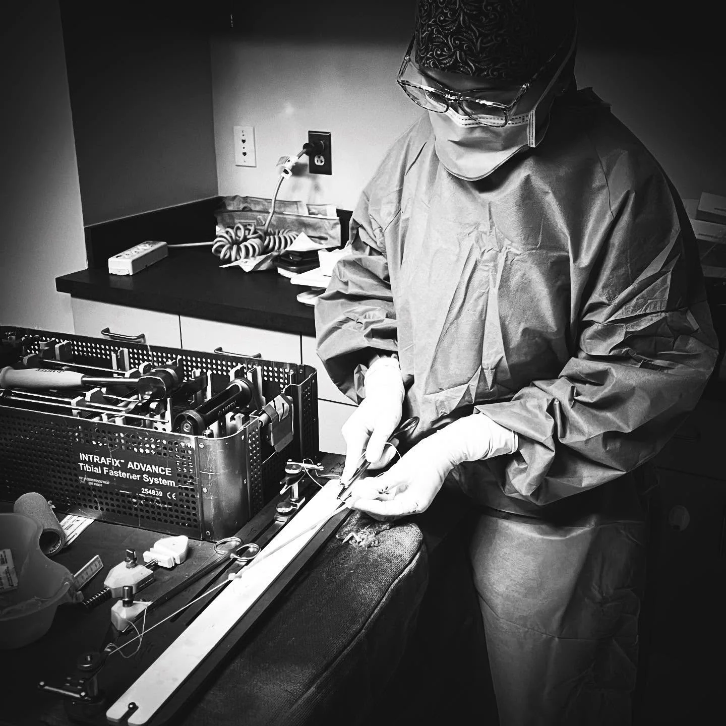 Behind every smooth ACL reconstruction is a graft that&rsquo;s prepped with intention.
Today&rsquo;s build:
Hamstring harvest &rarr; crafted into a solid Mock 5 graft using a Smith &amp; Nephew EndoButton + Mitek interference screws.
Precision, tensi