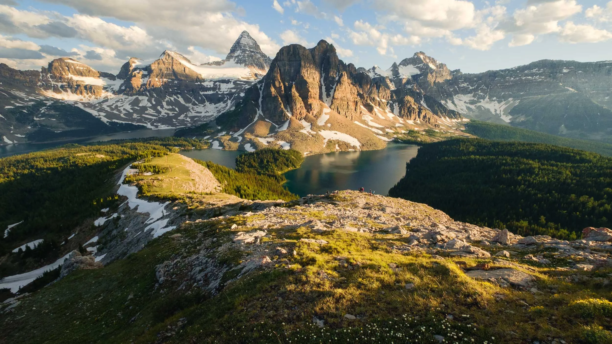 Assiniboine_Amphitheatre.jpg